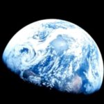 Vue spatiale de la terre. un hémisphère est plongé dans le noir