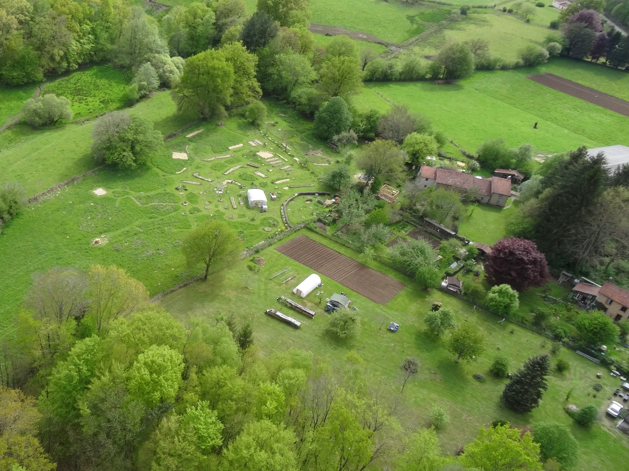 Vue aérienne de la ferme de la foret jardin du petit chavanat