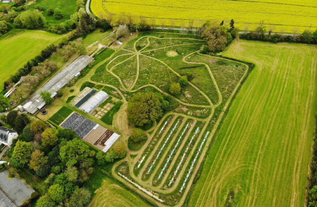 Vue aérienne, prise au drone d'une ferme en maraichage en permaculture. On repère des plantations et des chemins de déambulation autour desquels seront planter les arbres du jardin foret. Il s'agit de la structure de Keyll Foret Jardin