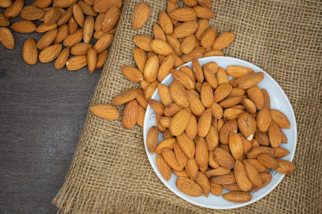 Photo d'un bol avec des amandes